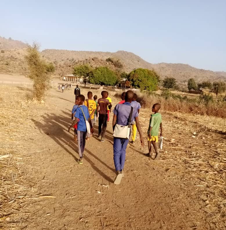 Kinder auf dem Schulweg